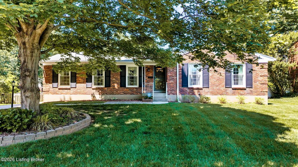 Photo of 1106 King Arthur Ln, Louisville, KY 40222 (MLS # 1717144)