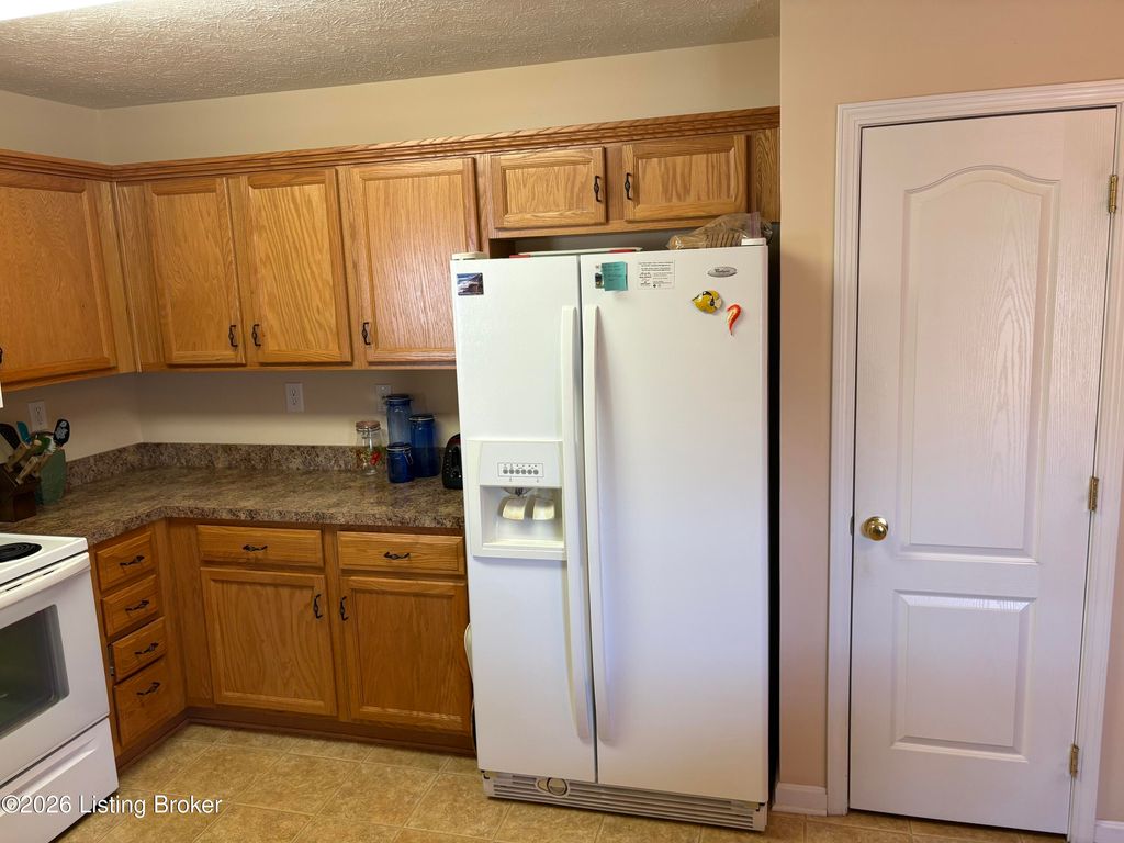 Photo of 7607 Autumn Pointe Dr, Louisville, KY 40214 (MLS # 1713576)