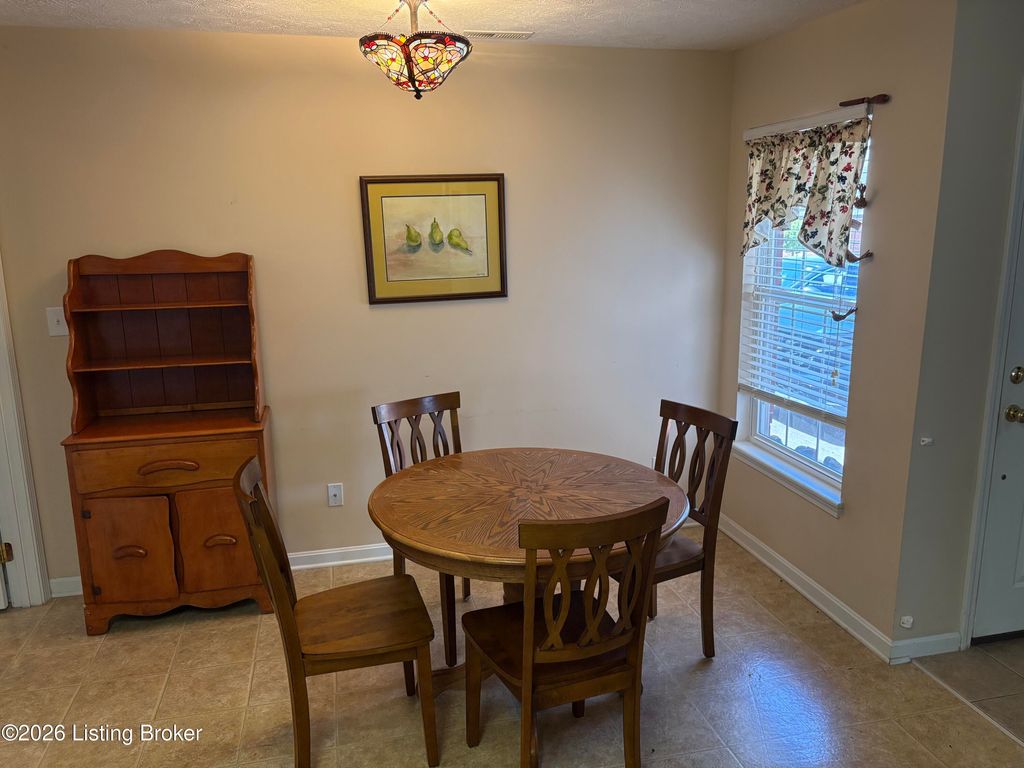 Photo of 7607 Autumn Pointe Dr, Louisville, KY 40214 (MLS # 1713576)