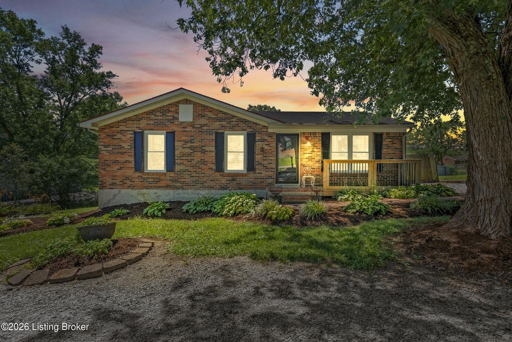 Photo of 1006 Georgie Ct, Crestwood, KY 40014 (MLS # 1723438)