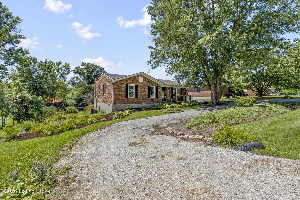 Photo of 1006 Georgie Ct, Crestwood, KY 40014 (MLS # 1723438)
