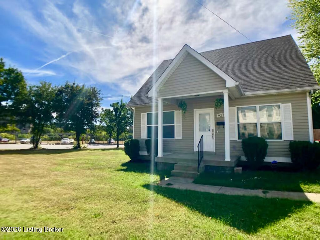 Photo of 923 E Chestnut St, Louisville, KY 40204 (MLS # 1711754)