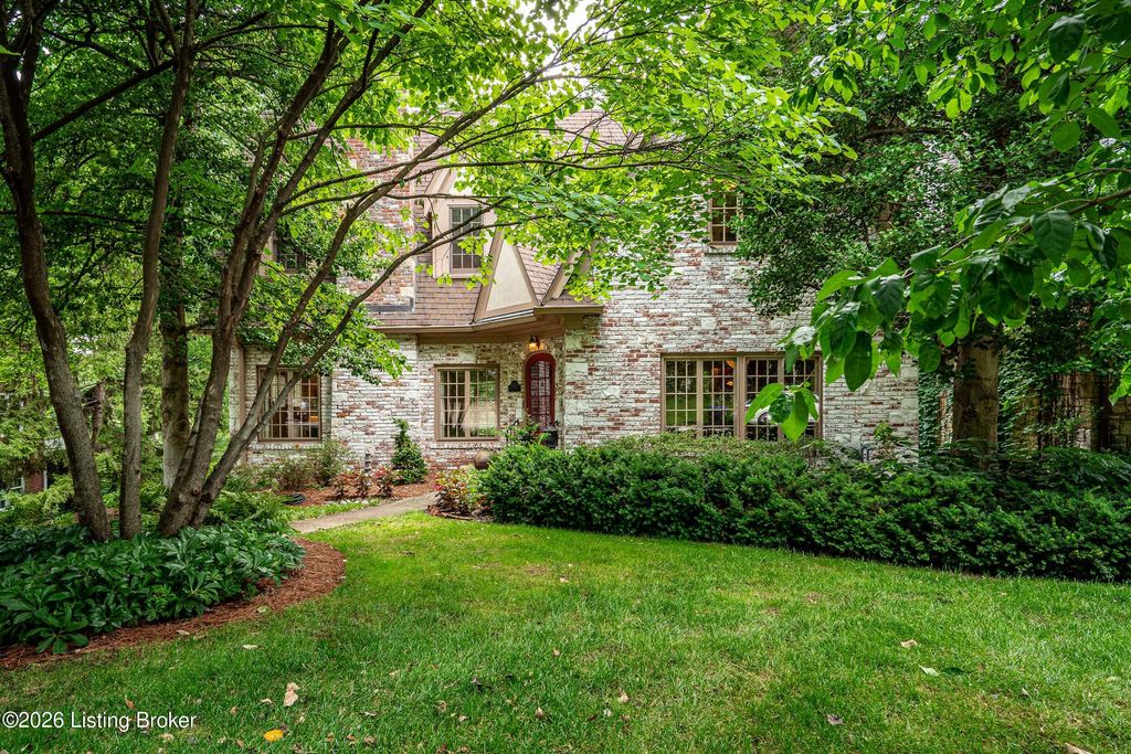 Photo of 2325 Saratoga Dr, Louisville, KY 40205 (MLS # 1712572)