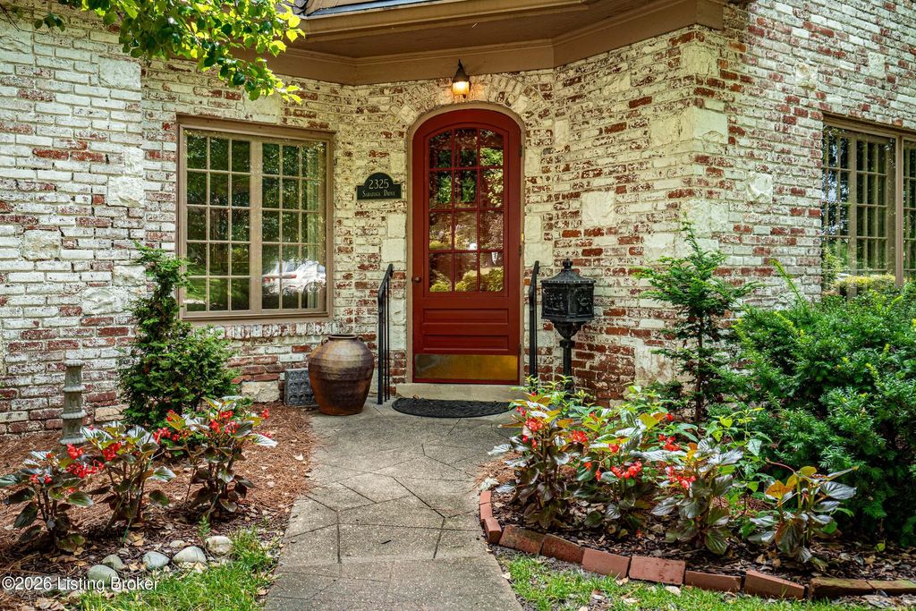 Photo of 2325 Saratoga Dr, Louisville, KY 40205 (MLS # 1712572)