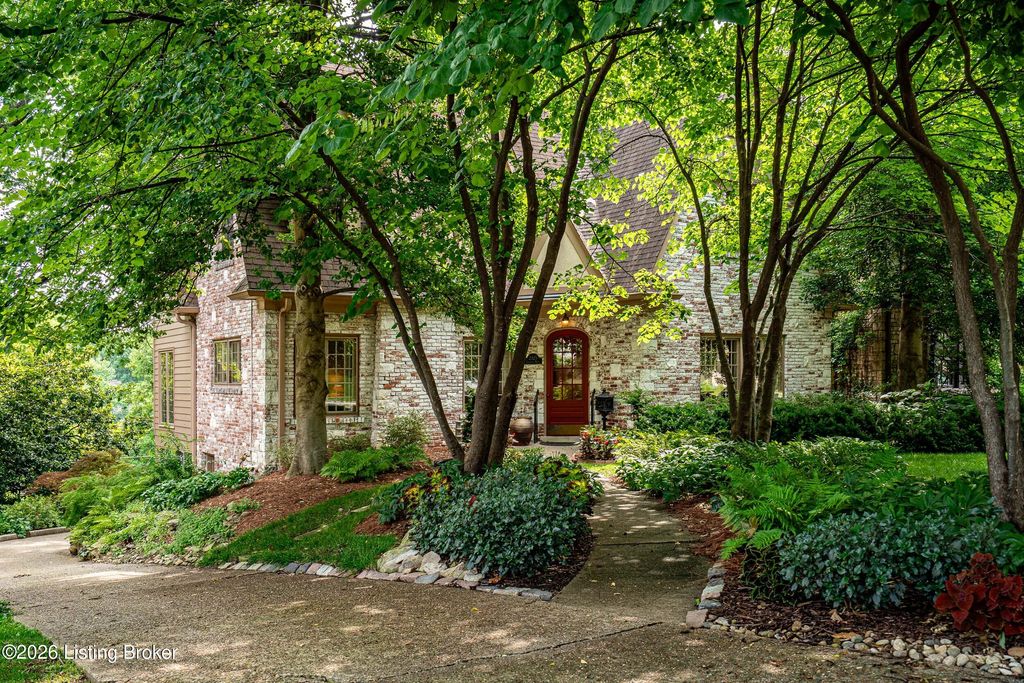 Photo of 2325 Saratoga Dr, Louisville, KY 40205 (MLS # 1712572)