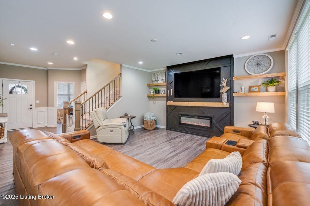 Photo of 9906 Cedar Park Ct, Louisville, KY 40291 (MLS # 1701627)