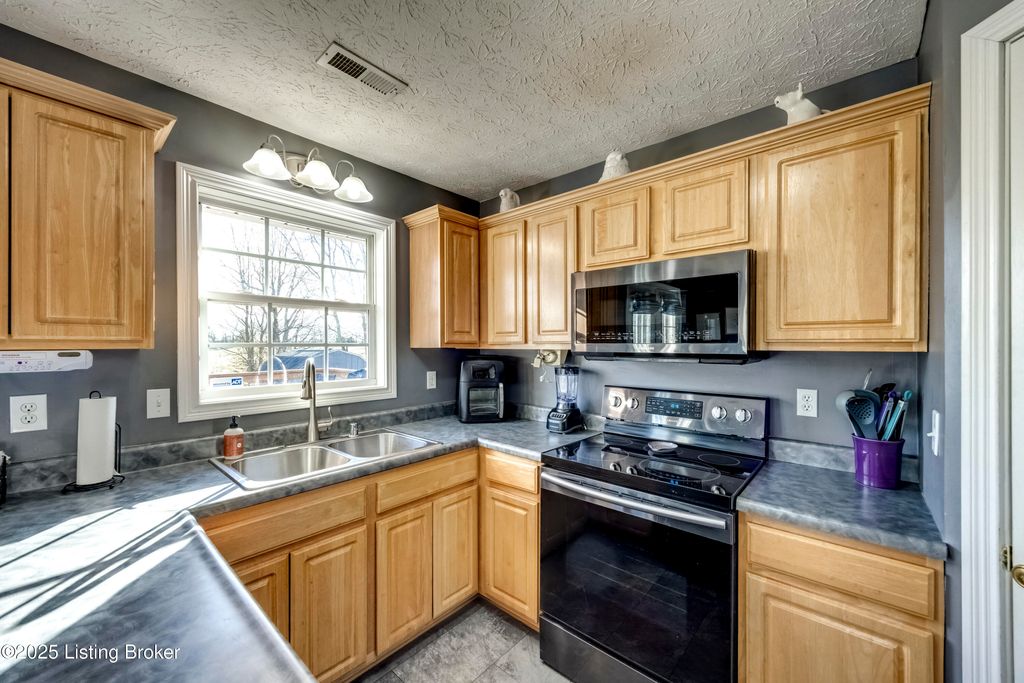 Photo of 119 Tulip Dr, Bardstown, KY 40004 (MLS # 1705805)