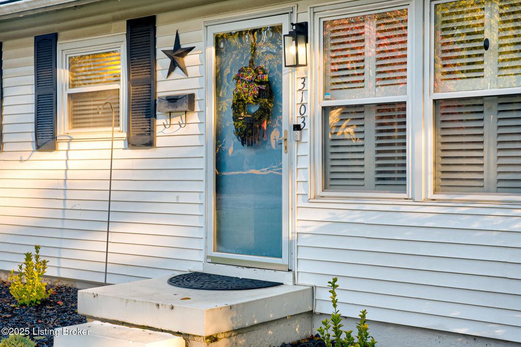 Photo of 3103 Lynnwood Way, Jeffersontown, KY 40299 (MLS # 1701576)