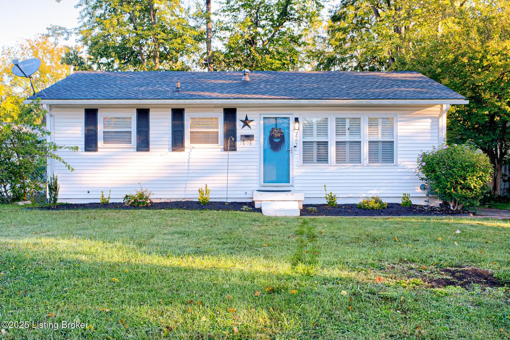 Photo of 3103 Lynnwood Way, Jeffersontown, KY 40299 (MLS # 1701576)