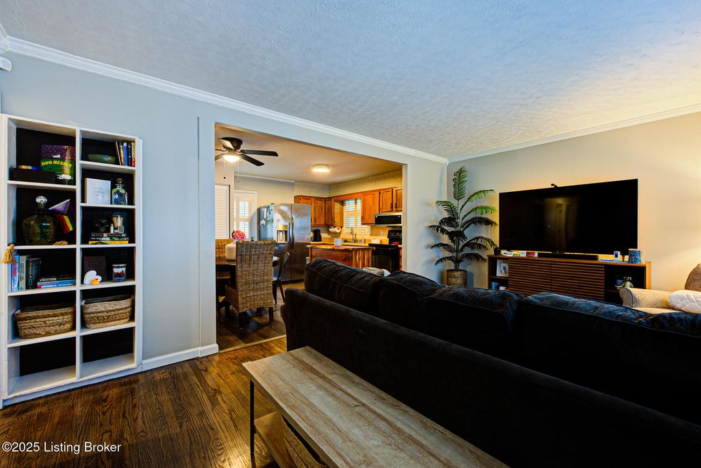 Photo of 3103 Lynnwood Way, Jeffersontown, KY 40299 (MLS # 1701576)