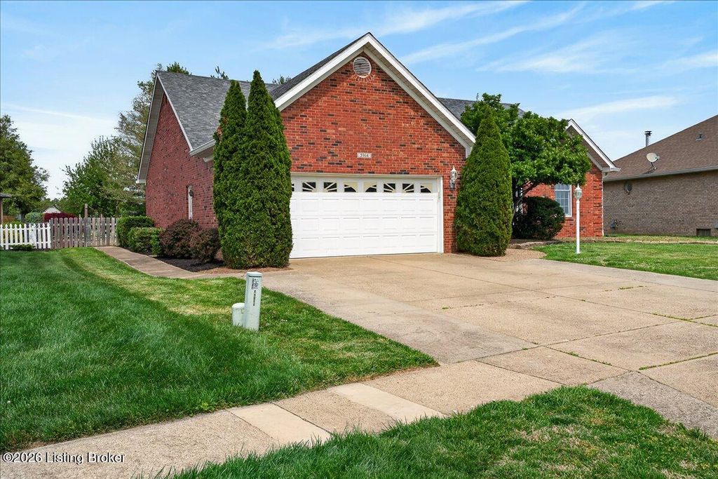 Photo of 5914 Trappers Ridge Cir, Louisville, KY 40216 (MLS # 1714591)