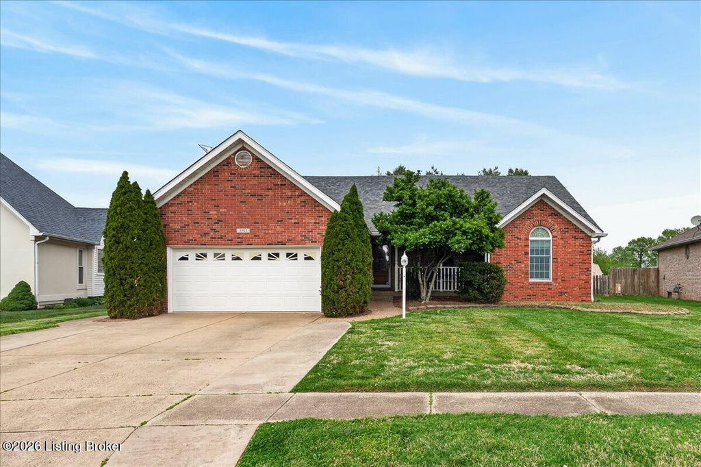 Photo of 5914 Trappers Ridge Cir, Louisville, KY 40216 (MLS # 1714591)