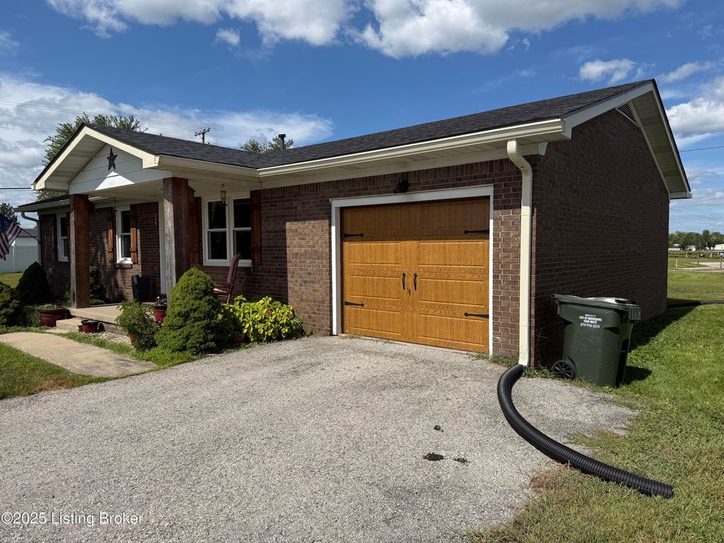 Photo of 204 Chambliss Dr, Hardinsburg, KY 40143 (MLS # 1703534)