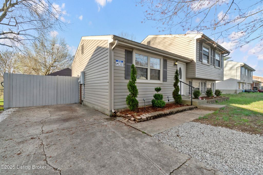 Photo of 5512 Antle Dr, Louisville, KY 40229 (MLS # 1720751)