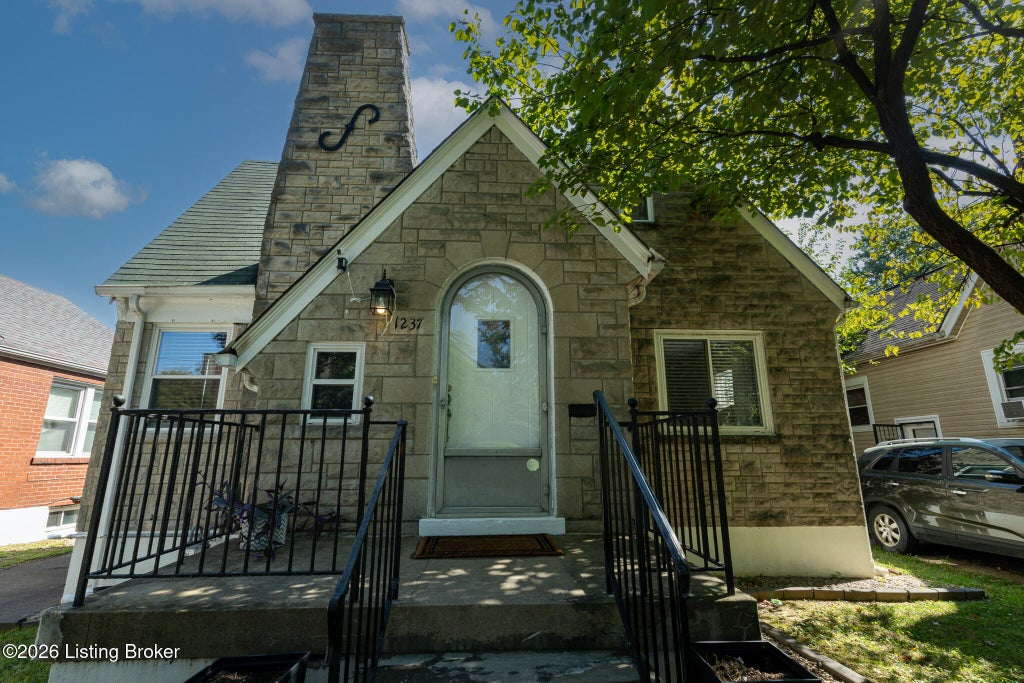 Photo of 1237 Larchmont Ave, Louisville, KY 40215 (MLS # 1732830)