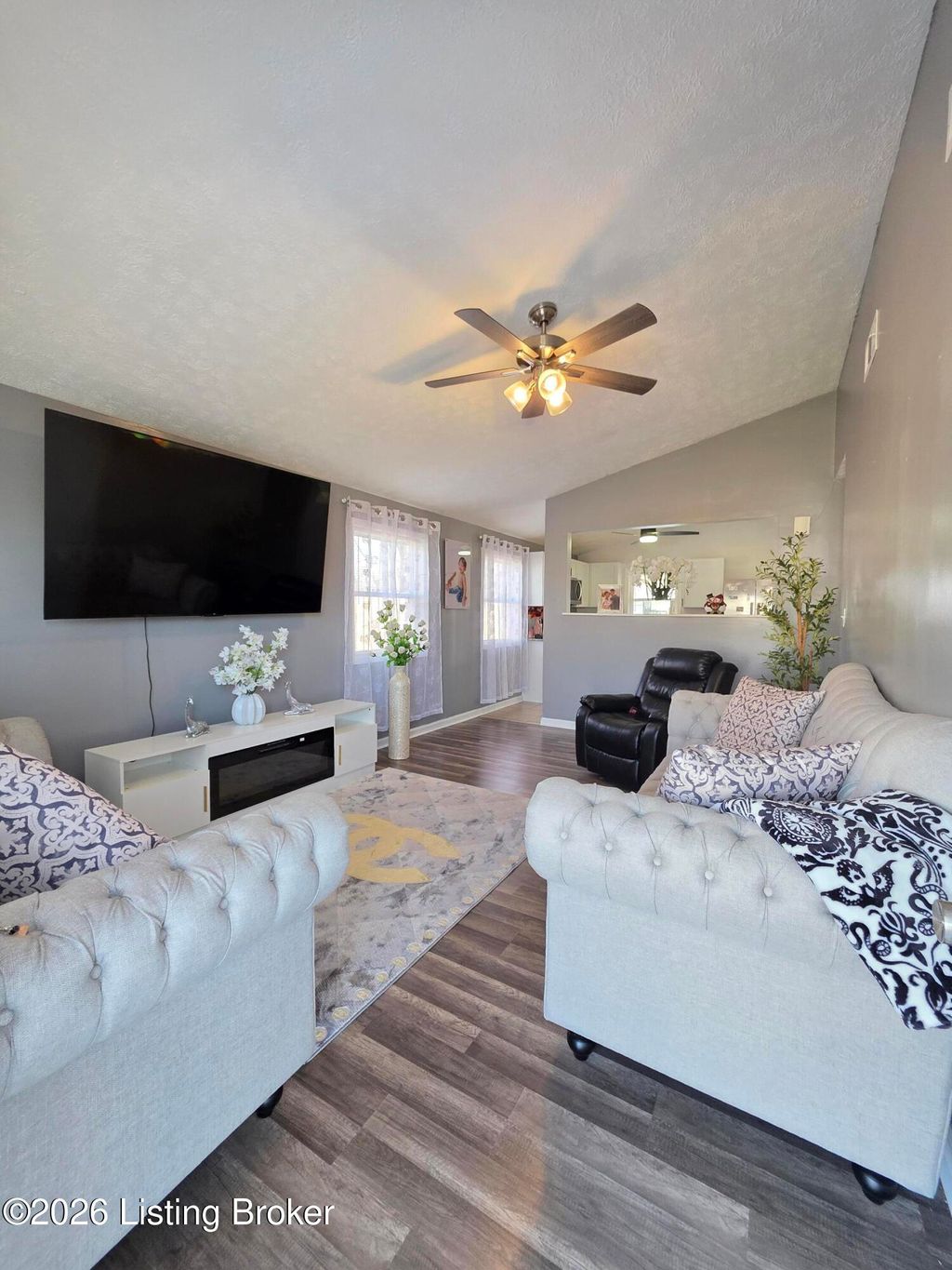 Photo of 4327 Pruitt Ct, Louisville, KY 40218 (MLS # 1709430)