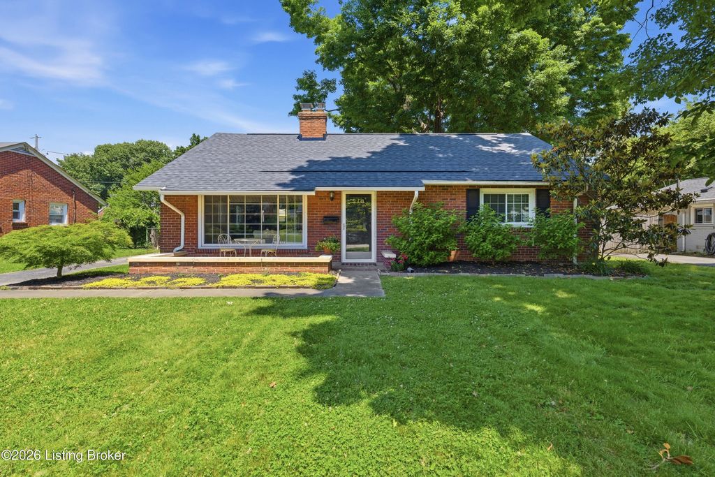 Photo of 213 Hemingway Rd, Louisville, KY 40207 (MLS # 1718906)