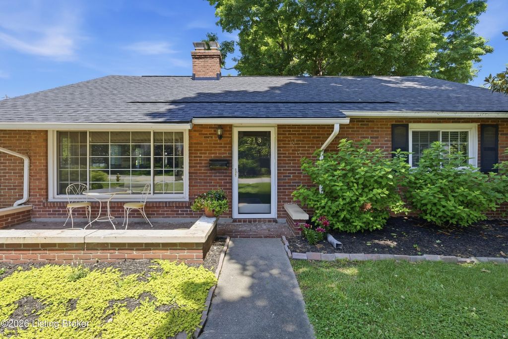 Photo of 213 Hemingway Rd, Louisville, KY 40207 (MLS # 1718906)