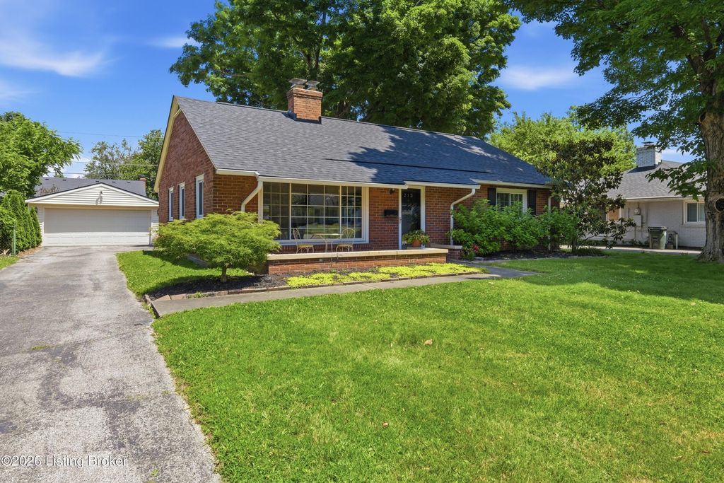 Photo of 213 Hemingway Rd, Louisville, KY 40207 (MLS # 1718906)