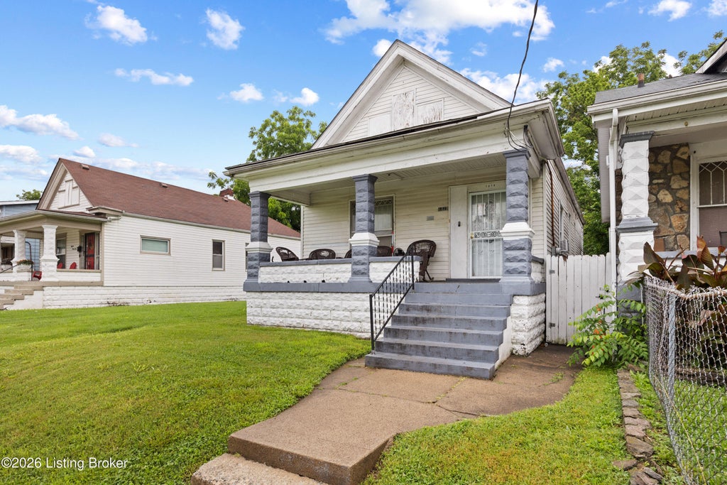 Photo of 1819 W Oak St, Louisville, KY 40210 (MLS # 1721936)