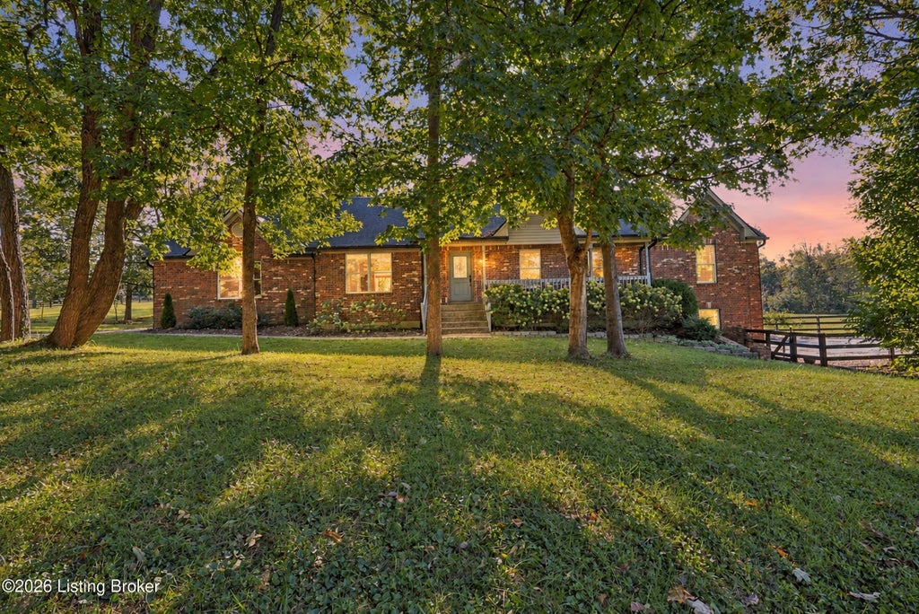 Photo of 2010 Clarke Pointe Dr, Crestwood, KY 40014 (MLS # 1731588)