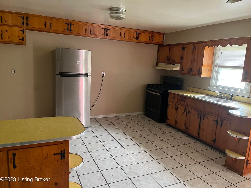 Photo of 3100 Altus Dr, Louisville, KY 40216 (MLS # 1708676)