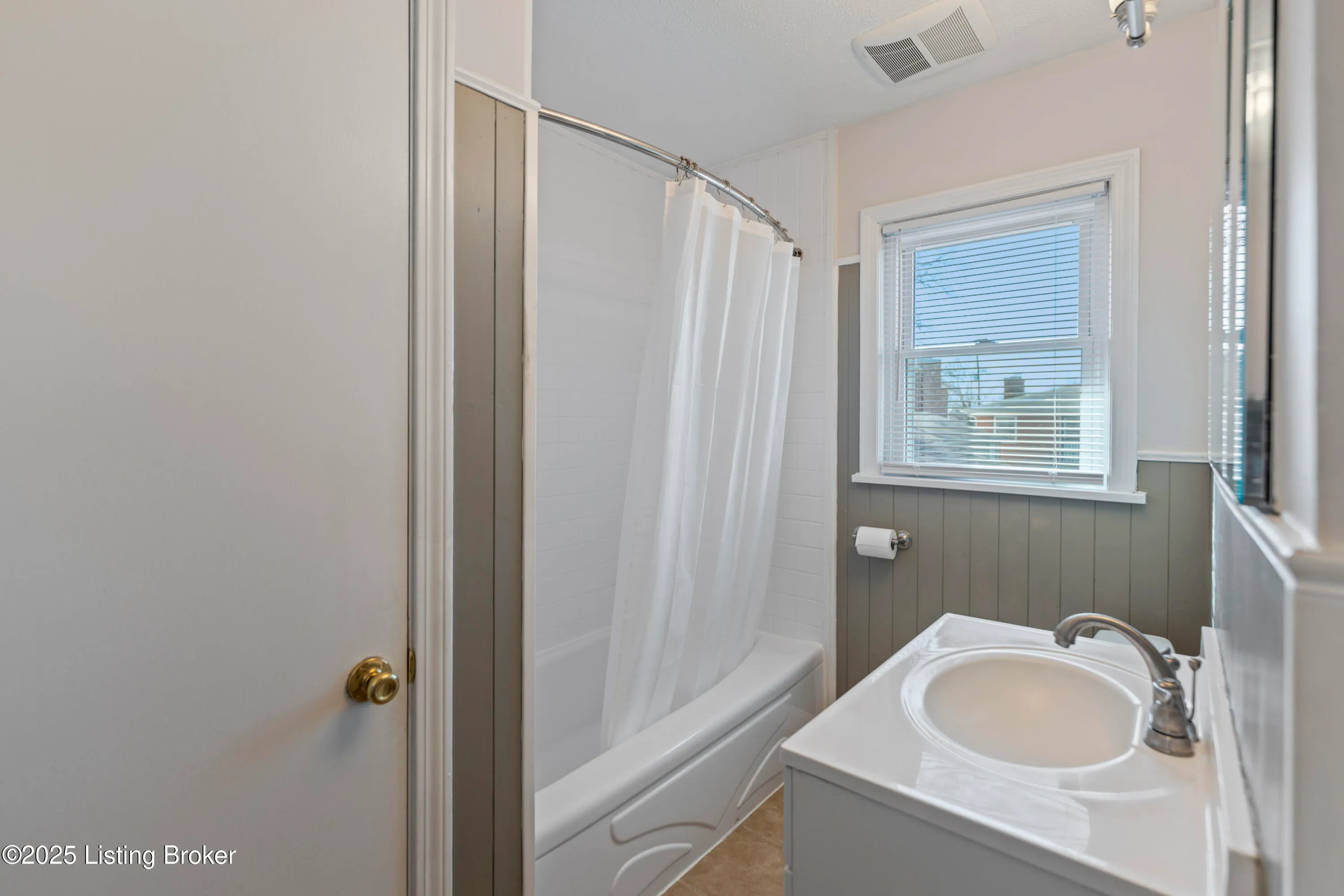 Louisville, Kentucky 40217, United States, 4 Bedrooms Bedrooms, ,2 BathroomsBathrooms,Residential,Active,21088