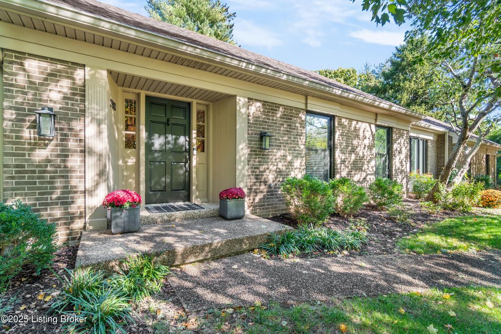 Photo of 2903 Lightheart Rd, Louisville, KY 40222 (MLS # 1701666)