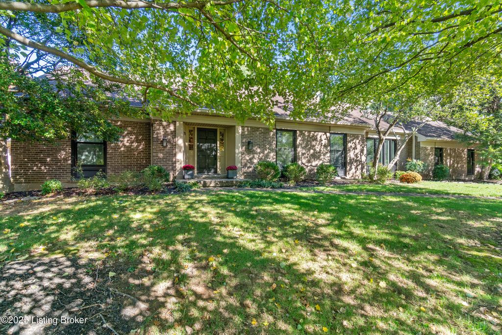 Photo of 2903 Lightheart Rd, Louisville, KY 40222 (MLS # 1701666)