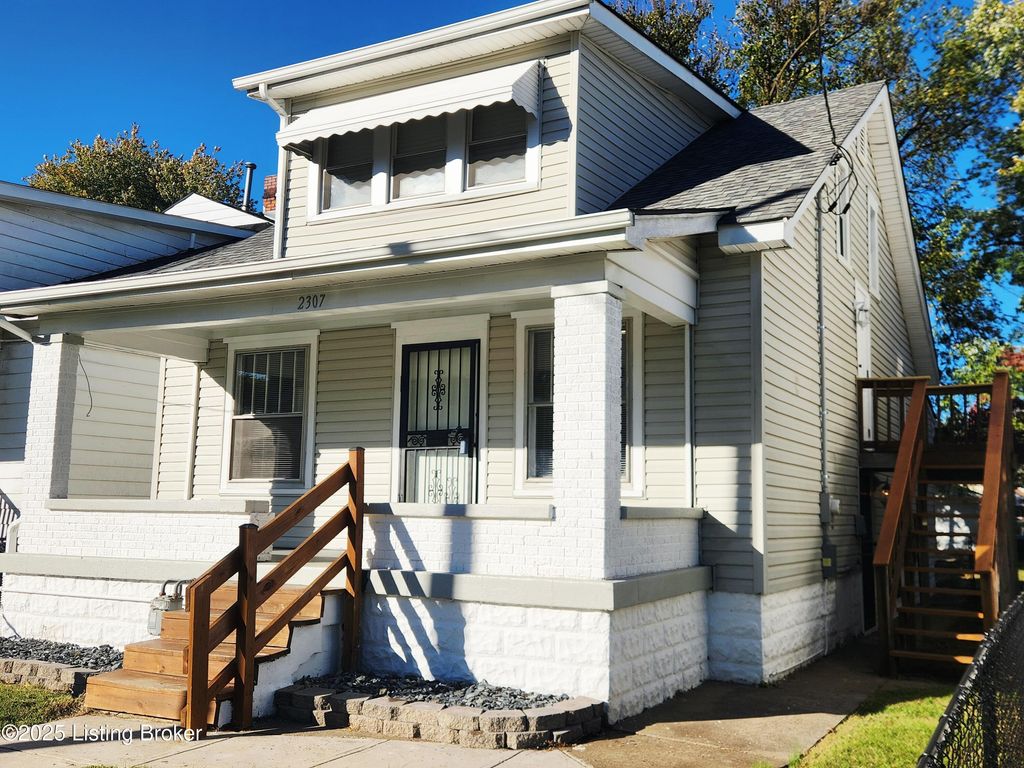 Photo of 2307 W Lee St, Louisville, KY 40210 (MLS # 1701370)
