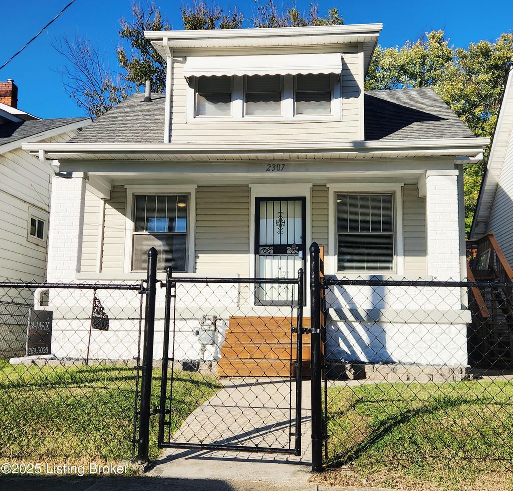 Photo of 2307 W Lee St, Louisville, KY 40210 (MLS # 1701370)