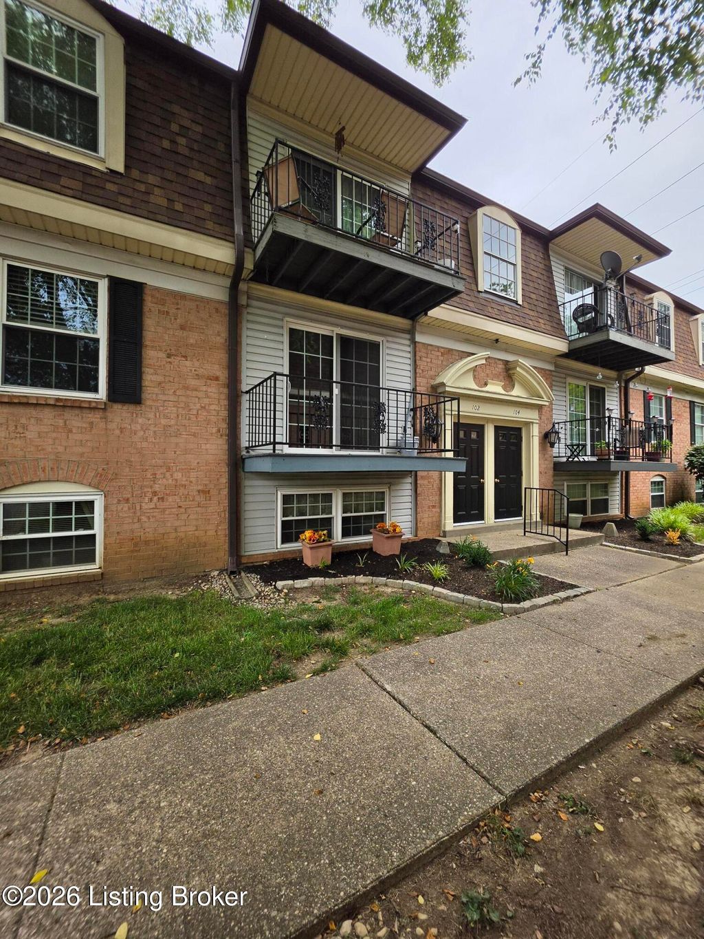 Photo of 102 Algiers Ct #3, Louisville, KY 40218 (MLS # 1719287)