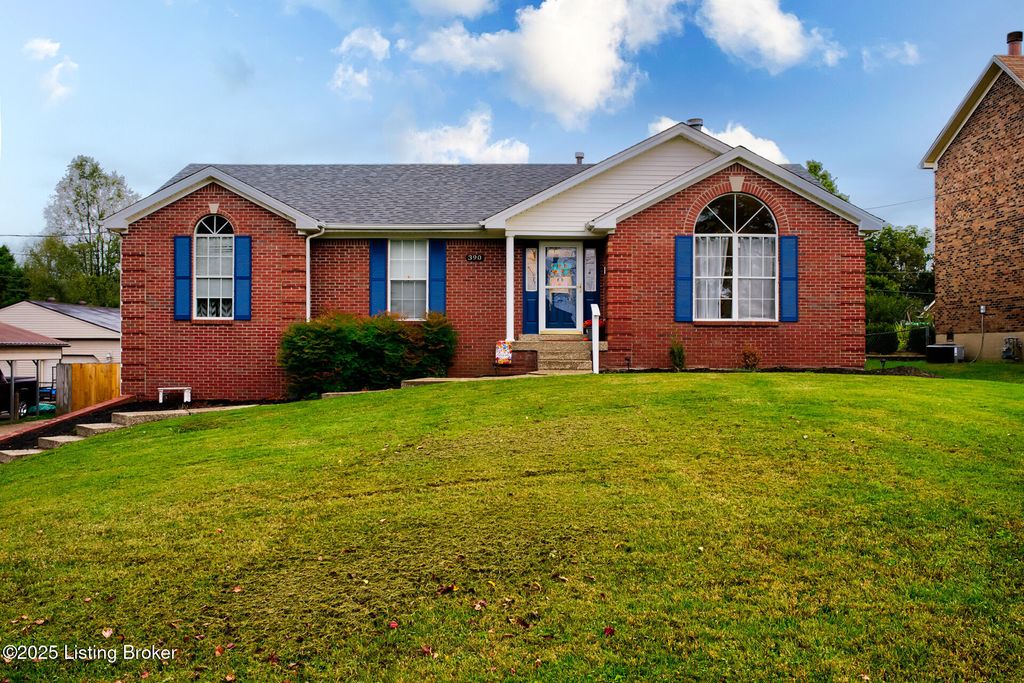 Photo of 390 Shadowlawn Dr, Louisville, KY 40229 (MLS # 1700093)