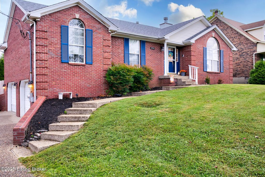 Photo of 390 Shadowlawn Dr, Louisville, KY 40229 (MLS # 1700093)