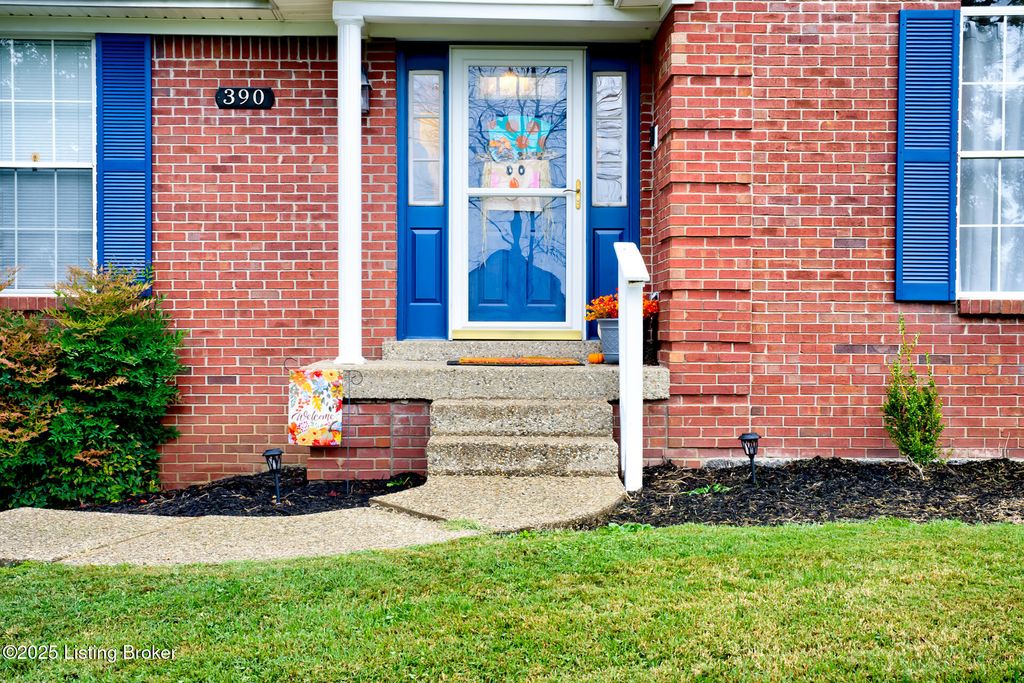 Photo of 390 Shadowlawn Dr, Louisville, KY 40229 (MLS # 1700093)
