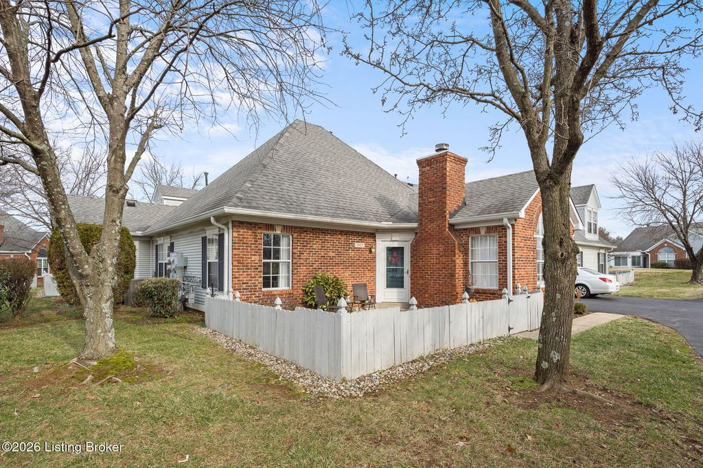 Photo of 3933 Greenhurst Dr, Louisville, KY 40299 (MLS # 1706151)