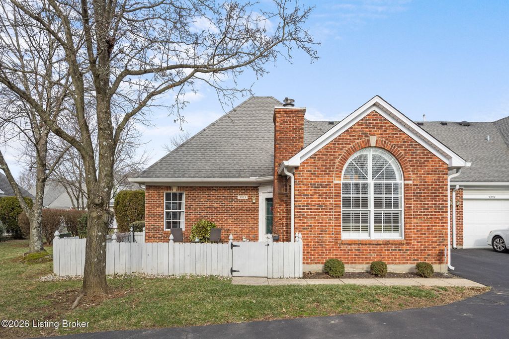 Photo of 3933 Greenhurst Dr, Louisville, KY 40299 (MLS # 1706151)