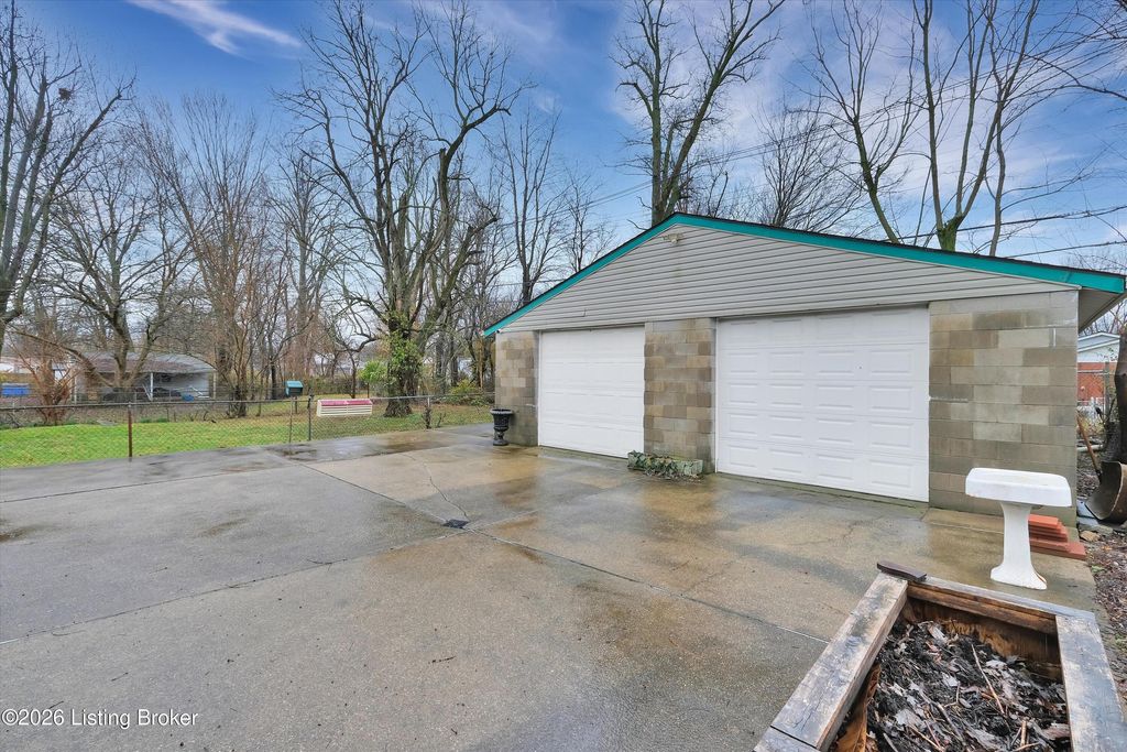 Photo of 3534 Algonquin Pkwy, Louisville, KY 40211 (MLS # 1713729)