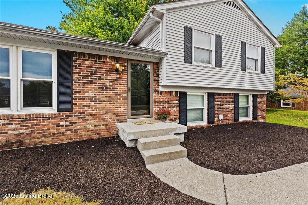 Photo of 9205 Auburn Ave, Jeffersontown, KY 40299 (MLS # 1702805)