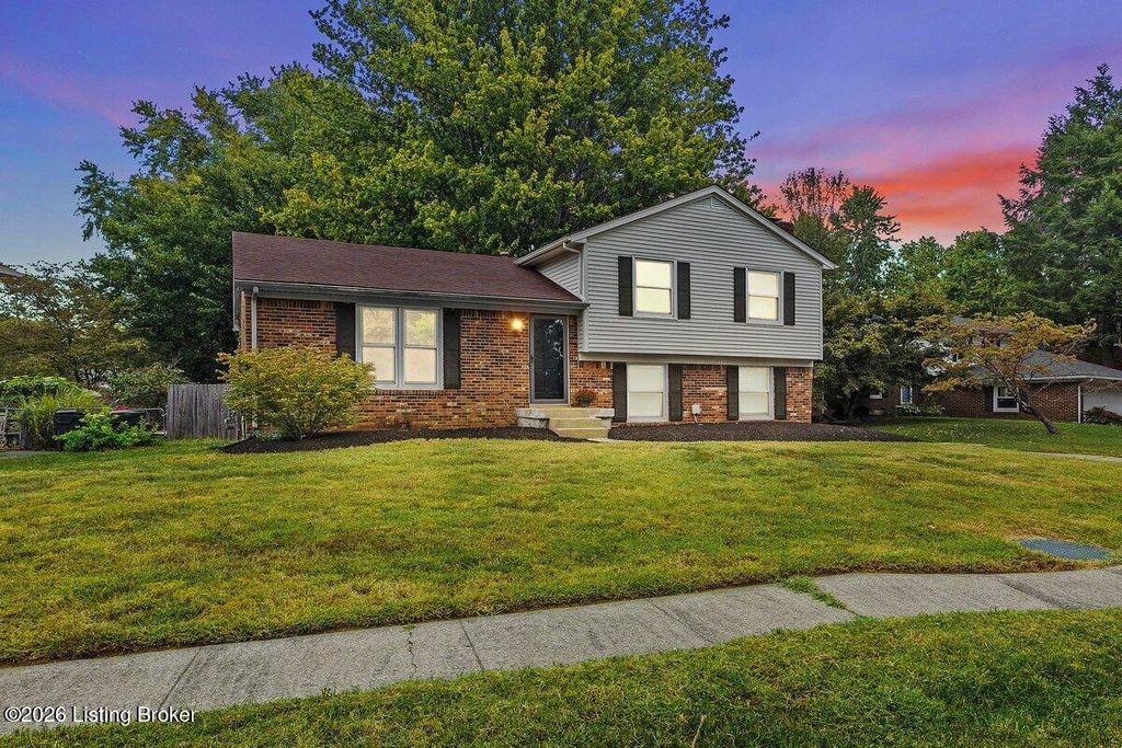 Photo of 9205 Auburn Ave, Jeffersontown, KY 40299 (MLS # 1702805)