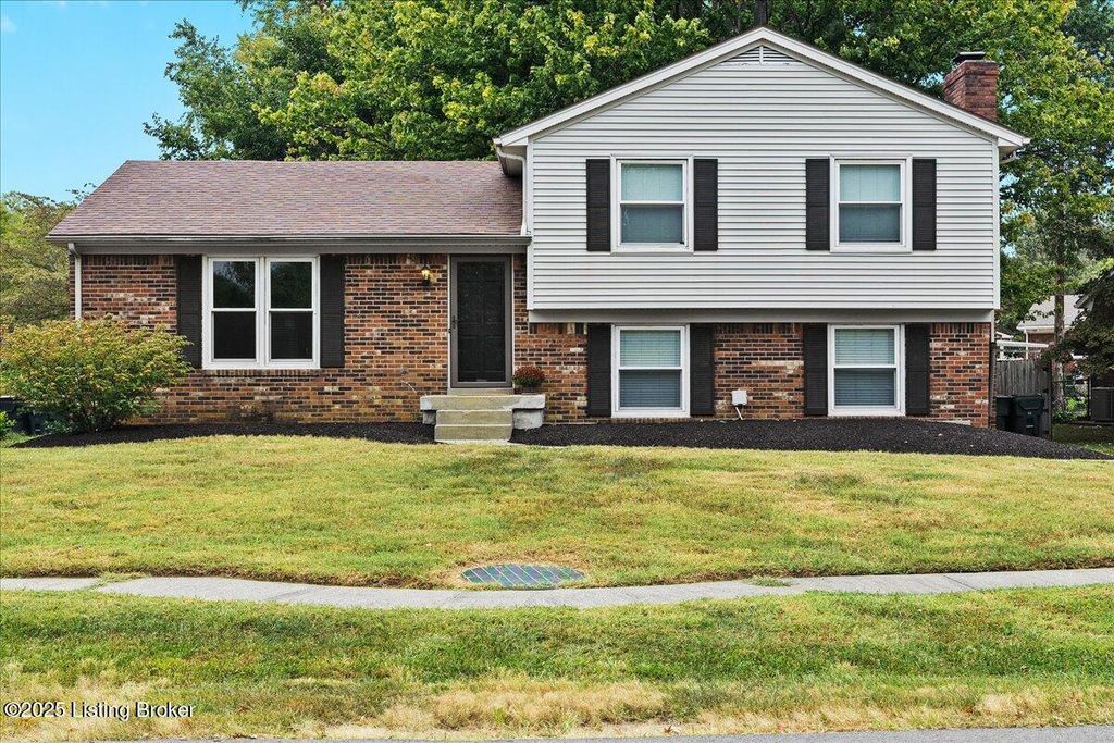 Photo of 9205 Auburn Ave, Jeffersontown, KY 40299 (MLS # 1702805)