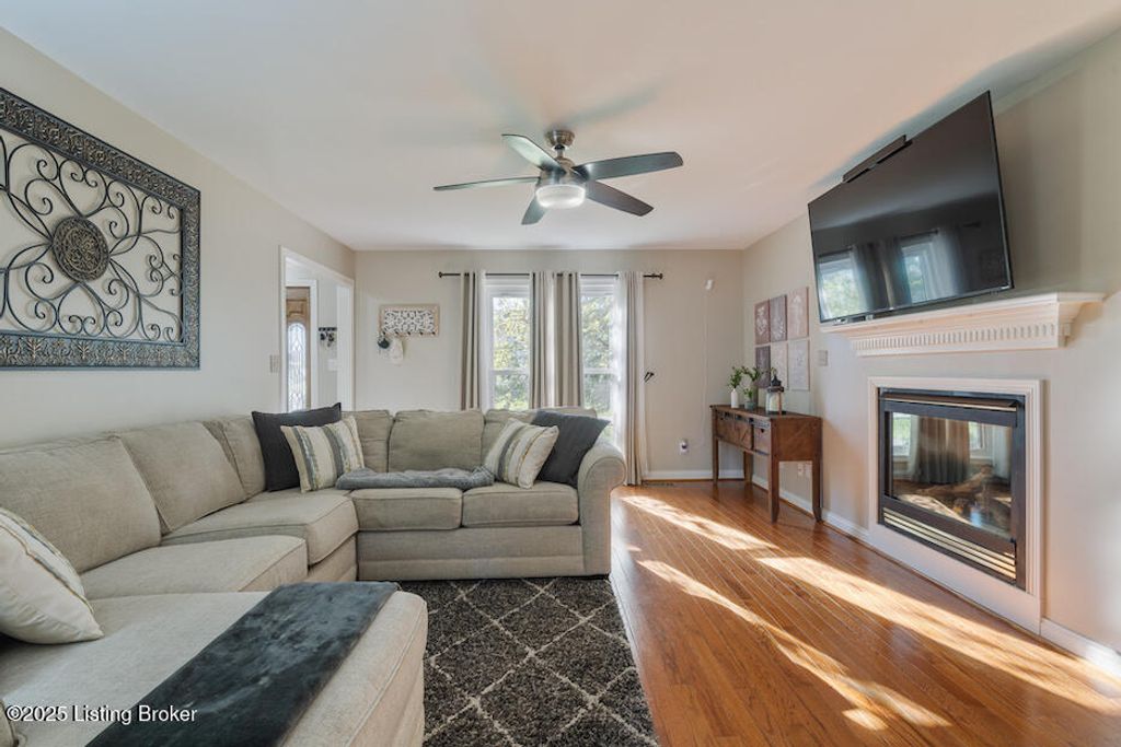 Photo of 6910 Colton Rd, Crestwood, KY 40014 (MLS # 1701348)