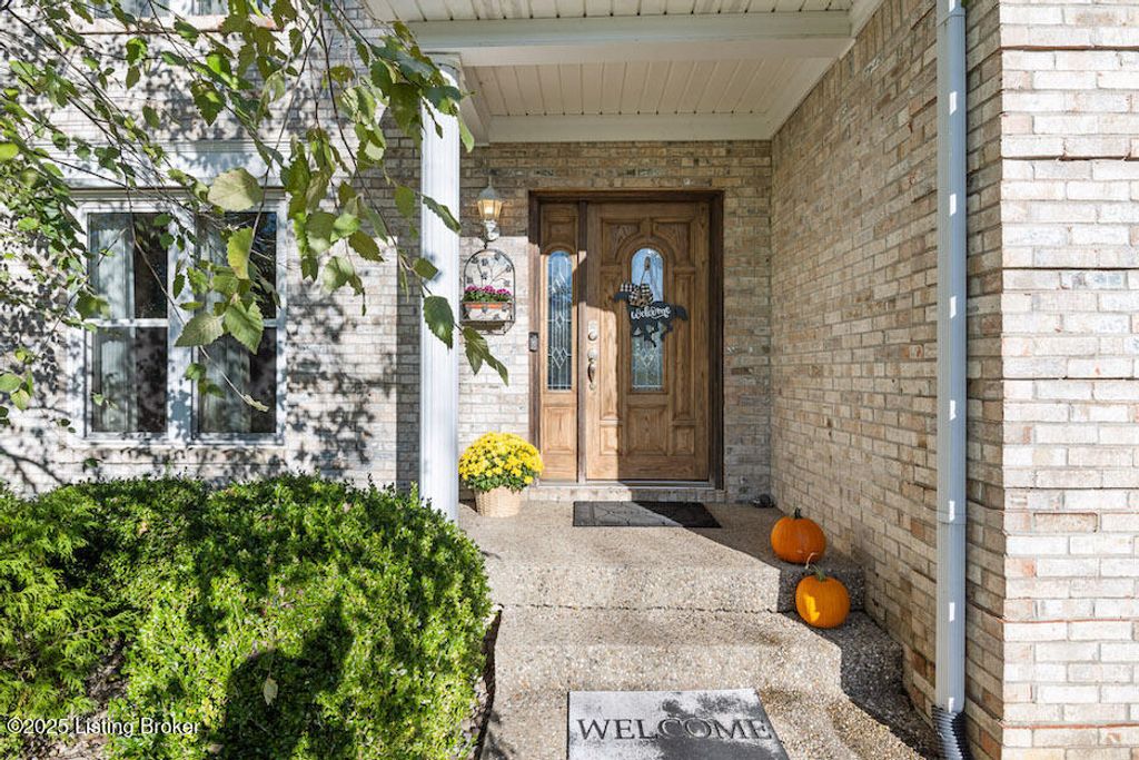 Photo of 6910 Colton Rd, Crestwood, KY 40014 (MLS # 1701348)