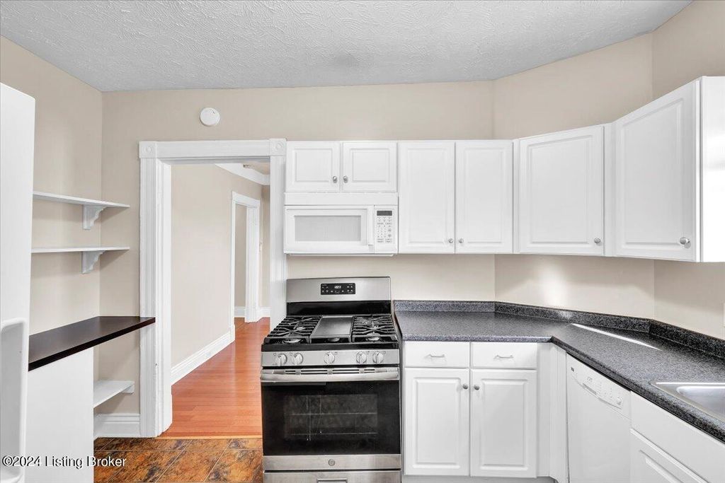 Photo of 1802 Deerwood Ave #B, Louisville, KY 40205 (MLS # 1711031)