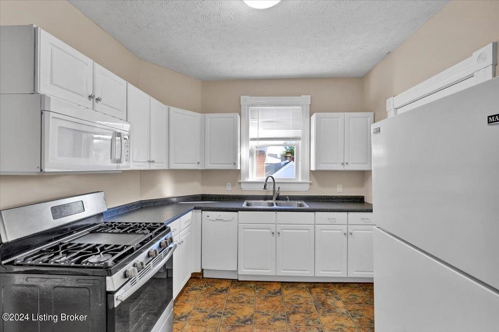 Photo of 1802 Deerwood Ave #B, Louisville, KY 40205 (MLS # 1711031)