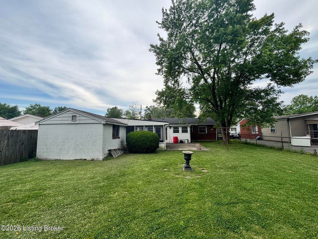 Photo of 405 Mac Brae Rd, Louisville, KY 40214 (MLS # 1721871)