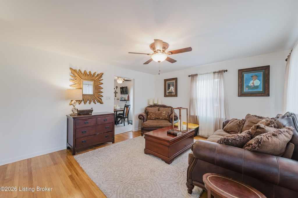 Photo of 6121 Middlerose Cir, Louisville, KY 40272 (MLS # 1710720)