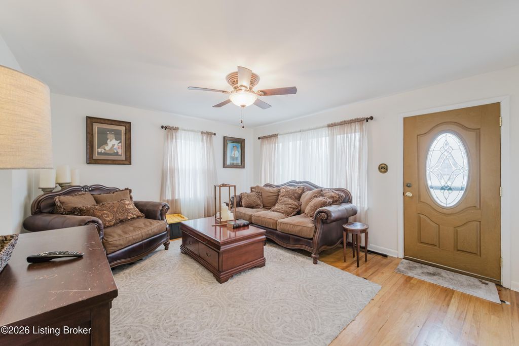 Photo of 6121 Middlerose Cir, Louisville, KY 40272 (MLS # 1710720)