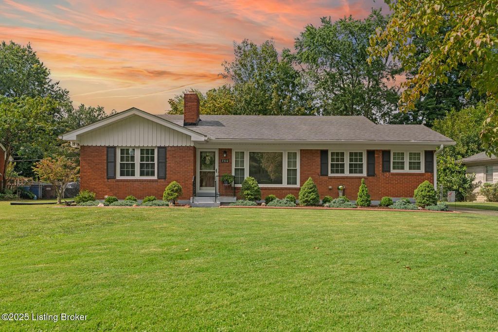 Photo of 2310 Janlyn Rd, Louisville, KY 40299 (MLS # 1703811)