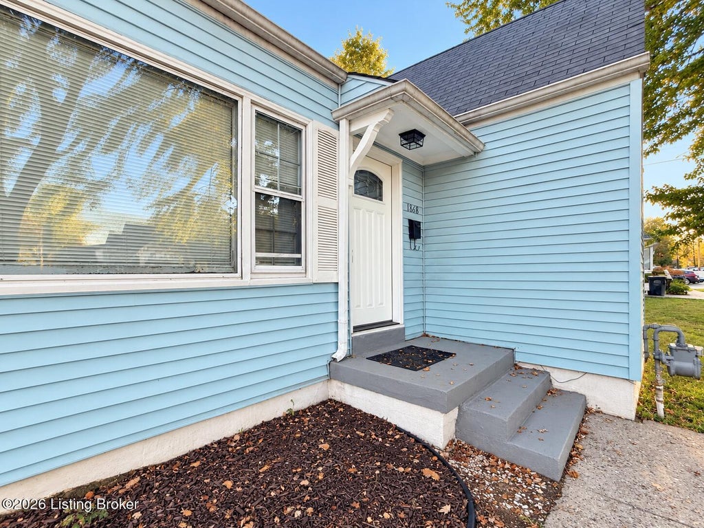 Photo of 1868 Farnsley Rd, Louisville, KY 40216 (MLS # 1732547)